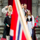 The Crown Prince and Crown Princess and their family greet the Asker municipality children’s parade outside Skaugum Estate. Photo: Vegard Wivestad Grøtt / NTB scanpix
